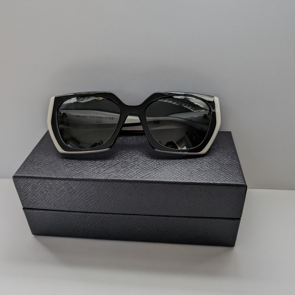 Authentic Prada SPR15W 09Q5S0 Sunglasses Black White - Picture 9 of 10